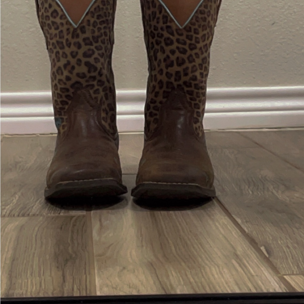 Cowgirl boots gently used
